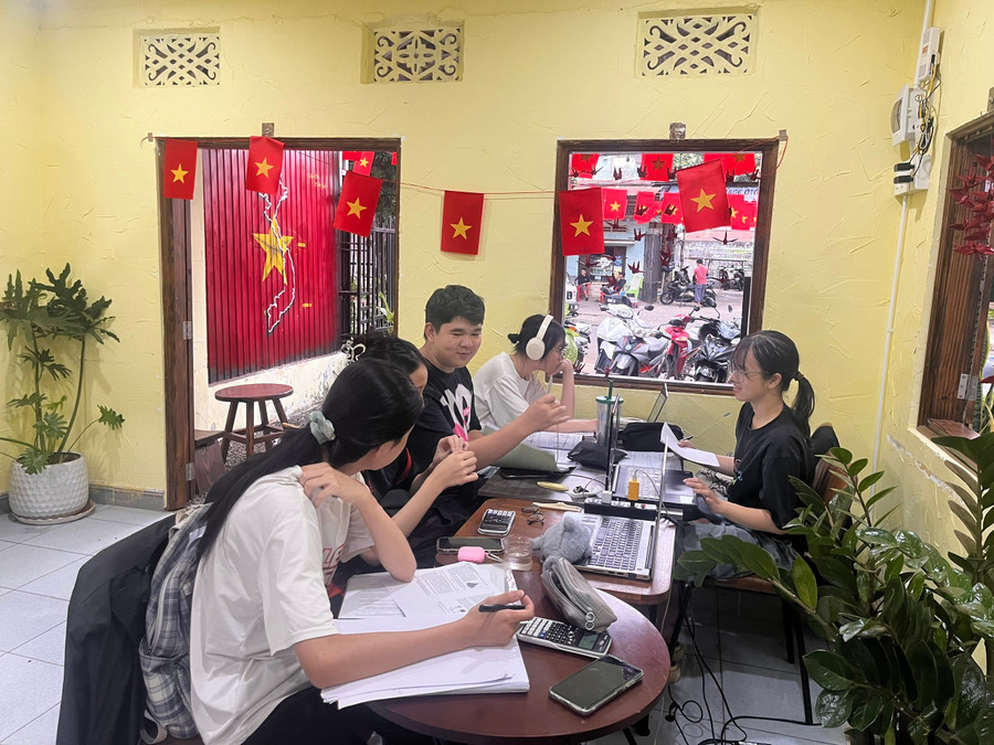 Nhiều bạn trẻ tìm đến quán cà phê để có không gian thoải mái làm việc và học tập. Ảnh H.H ban-tre-tim-den-quan-ca-phe-de-co-khong-gian-thoai-mai-lam-viec-va-hoc-tap-anh-hh.jpg