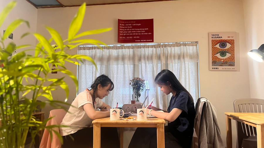 Bạn Hồ Y Bảo Hân (bìa phải) là một trong những học sinh có sở thích ra quán cà phê ôn tập chuẩn bị cho mùa thi. Ảnh H.H ban-ho-y-bao-han-bia-phai-lam-mot-trong-nhung-ban-tre-co-xu-huong-ra-quan-ca-phe-on-tap-moi-mua-thi-toi-anh-hh.jpg
