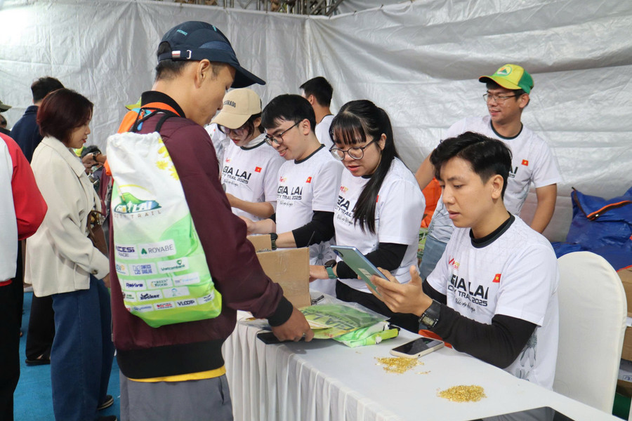 Mỗi khu vực nhận bib và bộ racekit ở các cự ly sẽ có 2 tình nguyện viên hỗ trợ kiểm tra thông tin, quét mã QR. Ảnh: Na 04d3c768782bf475ad3a.jpg