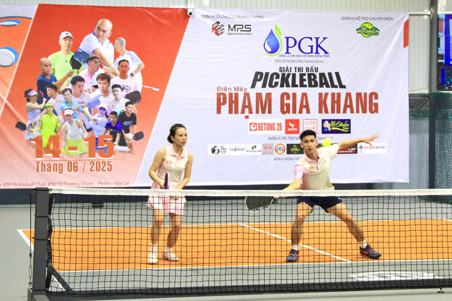 Các VĐV tranh tài sôi nổi ở nội dung đôi hỗn hợp nam nữ trình 5.4. Ảnh: Hoàng Hoài img-6603.jpg
