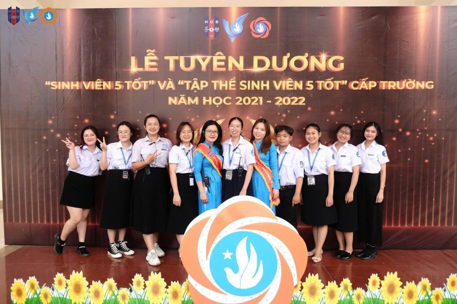 Rơ Lan Giáo (thứ 2 từ phải sang) luôn năng nổ tham gia các hoạt động của nhà trường. Ảnh: NVCC ro-lan-giao-thu-2-tu-phai-sang-luon-nang-no-tham-gia-trong-cac-hoat-dong-cua-nha-truong-anh-nvcc.jpg