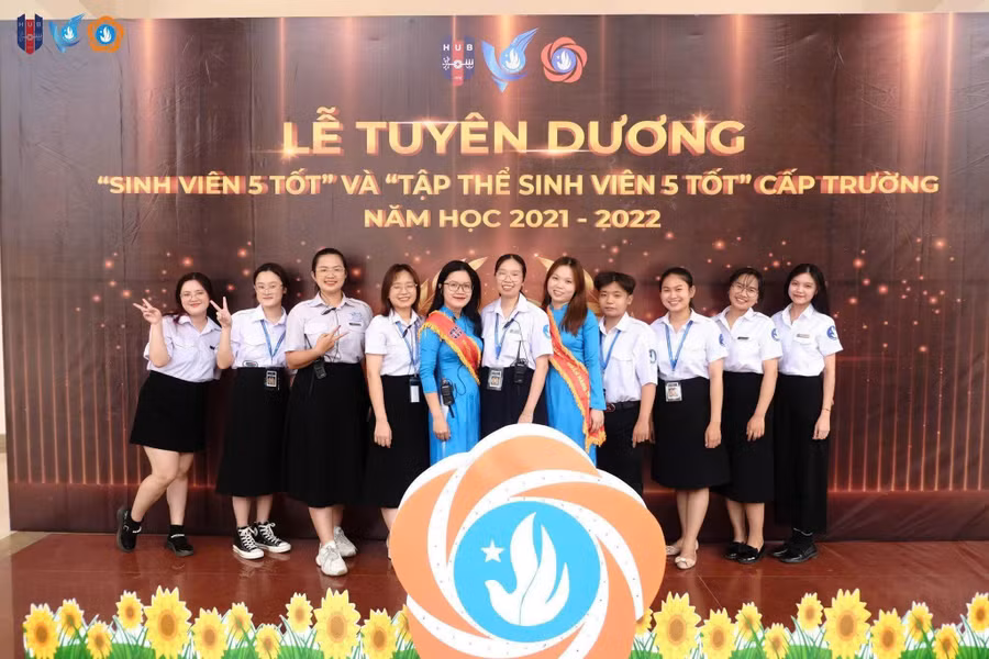 ro-lan-giao-thu-2-tu-phai-sang-luon-nang-no-tham-gia-trong-cac-hoat-dong-cua-nha-truong-anh-nvcc.jpg