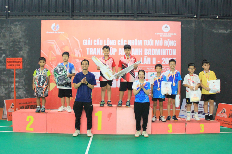 Ban tổ chức trao giải cho các vận động viên xuất sắc ở các nội dung. Ảnh: Hoàng Hoài img-8789.jpg