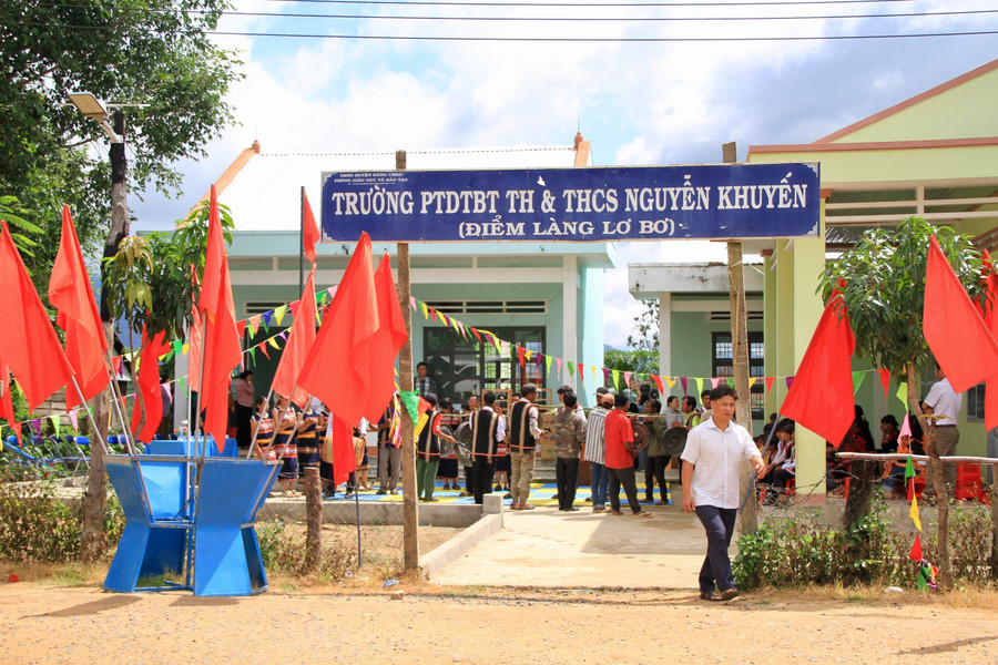 Sân điểm trường làng Lơ Bơ của Trường Phổ thông Dân tộc Bán trú Tiểu học và THCS Nguyễn Khuyến đã được bê tông hóa, tạo thuận lợi trước thềm năm học mới. Ảnh: H.H img-7615.jpg
