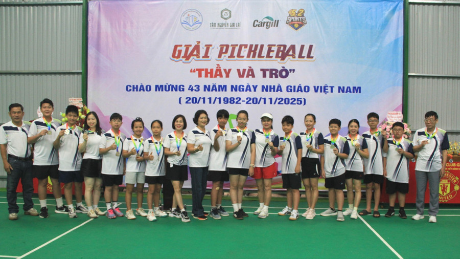 Ban Tổ chức trao kỷ niệm chương cho các vận động viên tham gia giải đấu. Ảnh: H.H khai-mac-giai-pickleball-thay-va-tro-chao-mung-ky-niem-43-nam-ngay-nha-giao-viet-nam-1792.jpg