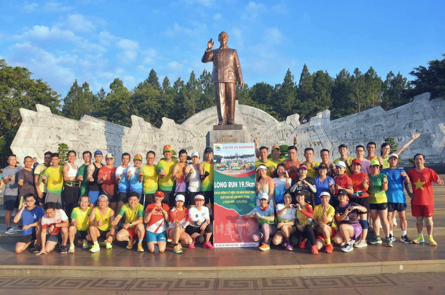 Các runner dâng hoa, chụp ảnh lưu niệm tại Tượng đài Bác Hồ với các dân tộc Tây Nguyên, Quảng trường Đại Đoàn Kết (TP. Pleiku). Ảnh: Đ.L img-4259.jpg