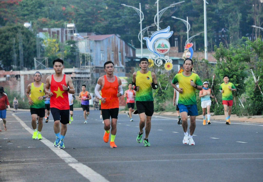 Các thành viên hoàn thành cự ly 19,05km-con số tượng trưng ngày sinh nhật Bác Hồ. Ảnh: Đ.L img-4260.jpg
