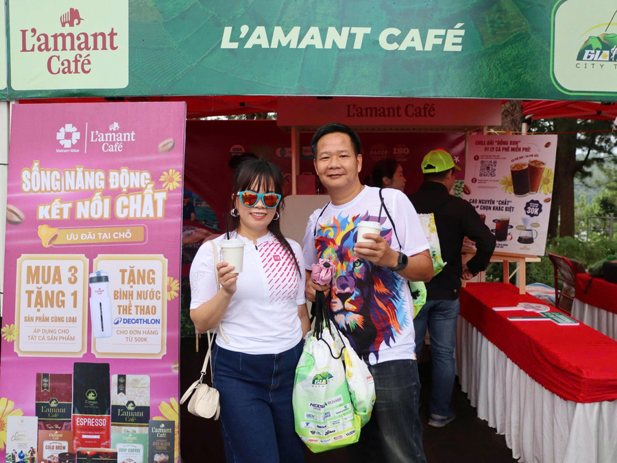 Runner hào hứng check in tại các gian hàng trưng bày ở khu Expo. Ảnh: Na b0122564aa2826767f39.jpg