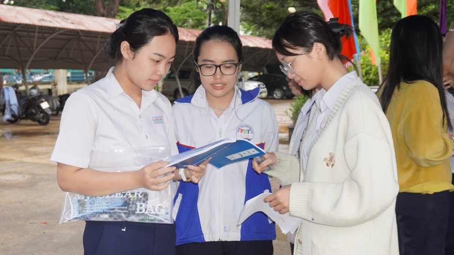 Thí sinh tranh thủ trao đổi bài cùng bạn trước khi bước vào thi môn đầu tiên. Ảnh: Chu Hằng thi-sinh-tranh-thu-trao-doi-bai-cung-ban-truoc-khi-buoc-vao-thi-mon-dau-tien-anh-chu-hang.jpg