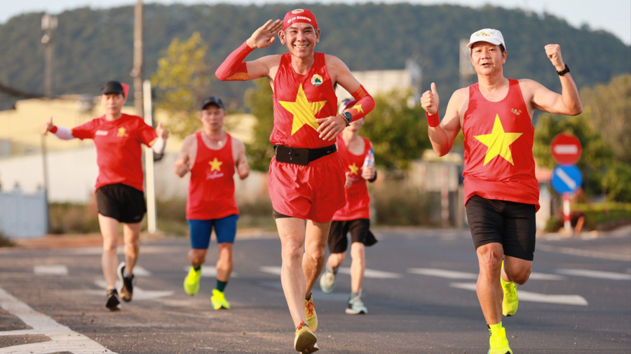Các runners khoác lên mình áo cờ đỏ sao vàng chạy trong ngày đại lễ 30-4. Ảnh: Bi Ly bily0886-9505.jpg