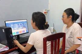 Đăng ký trực tuyến tuyển sinh đầu cấp: Phụ huynh gặp trở ngại, ngành giáo dục tích cực hỗ trợ 