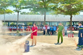 Gần 2.000 học sinh Trường Liên cấp Mầm non - Phổ thông Sao Việt thực tập phương án chữa cháy, cứu nạn cứu hộ