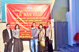 Bàn giao nhà Đại đoàn kết cho hộ khó khăn tại phường Thống Nhất.