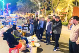 Bí thư Đảng ủy phường Pleiku kiểm tra công tác chuẩn bị Lễ khai trương “Phố đêm Chợ Nhỏ”