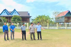 Báo và phát thanh, truyền hình Gia Lai khảo sát chuẩn bị chương trình hỗ trợ người dân tại hai buôn kết nghĩa.