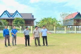 Báo và phát thanh, truyền hình Gia Lai khảo sát chuẩn bị chương trình hỗ trợ người dân tại hai buôn kết nghĩa.