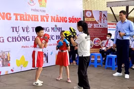 Hơn 100 thiếu nhi tham gia chương trình rèn kỹ năng tự vệ.