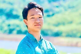 Chàng trai Gia Lai chinh phục bằng sáng chế robot siêu nhỏ.