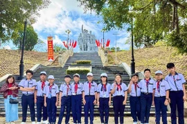 Giáo viên và học sinh Trường THCS Trưng Vương tổ chức thắp nến tri ân các Anh hùng liệt sĩ tại Di tích lịch sử Chiến thắng Đak Pơ, xã Đak Pơ, tỉnh Gia Lai.