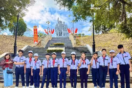 Giáo viên và học sinh Trường THCS Trưng Vương tổ chức thắp nến tri ân các Anh hùng liệt sĩ tại Di tích lịch sử Chiến thắng Đak Pơ, xã Đak Pơ, tỉnh Gia Lai.