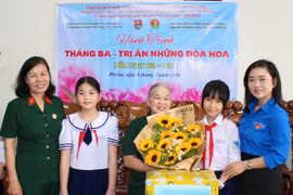 Học sinh Trường Tiểu học Chu Văn An giao lưu tri ân người có công với cách mạng.