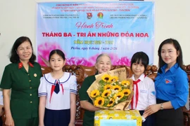 Học sinh Trường Tiểu học Chu Văn An giao lưu tri ân người có công với cách mạng.