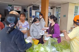 Hội Chữ thập đỏ phường Pleiku tổ chức nấu, tặng 800 suất cơm cho bệnh nhân và người nhà.