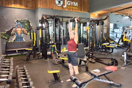 Cụ bà 72 tuổi tập gym, nâng tạ 10kg gây bão TikTok