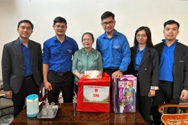 Đoàn viên, thanh niên thăm hỏi, tặng quà cựu thanh niên xung phong Trương Thị Kim Chung.