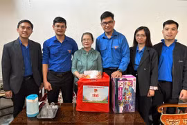 Đoàn viên, thanh niên thăm hỏi, tặng quà cựu thanh niên xung phong Trương Thị Kim Chung.