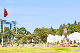 Quảng trường Đại Đoàn Kết nằm tại trung tâm phường Pleiku (tỉnh Gia Lai), nổi bật với tượng đài Bác Hồ cùng các dân tộc Tây Nguyên, là không gian sinh hoạt văn hóa, chính trị quan trọng của tỉnh.