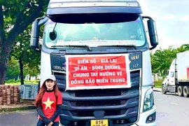 Nữ tài xế 25 tuổi lái xe tải 34 tấn chở hàng cứu trợ miền Trung