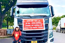 Nữ tài xế 25 tuổi lái xe tải 34 tấn chở hàng cứu trợ miền Trung