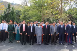 Lãnh đạo Tỉnh ủy, HĐND, UBND, Ủy ban MTTQ Việt Nam tỉnh Gia Lai thực hiện nghi thức dâng hoa, dâng hương long trọng tại Khu Di tích lịch sử Căn cứ địa cách mạng Khu 10, xã Krong nhân dịp kỷ niệm 51 năm Ngày Giải phóng tỉnh Gia Lai.