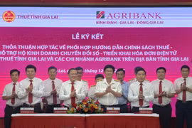 Thuế tỉnh Gia Lai và 3 chi nhánh ngân hàng Agribank ký kết hợp tác.
