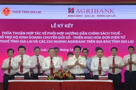 Thuế tỉnh Gia Lai và 3 chi nhánh ngân hàng Agribank ký kết hợp tác.