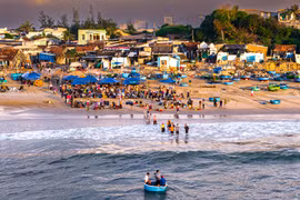 Chân chất chợ cá ven biển.