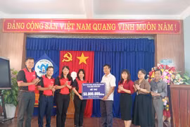 Báo và phát thanh, truyền hình Khánh Hòa hỗ trợ các trường học bị thiệt hại do bão số 13