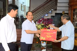 Phó Bí thư Thường trực Tỉnh ủy Rah Lan Chung thăm, chúc Tết nguyên lãnh đạo tỉnh.