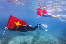 Check-in dưới biển cùng cờ Tổ quốc, giới trẻ Gia Lai lan tỏa tình yêu biển đảo.