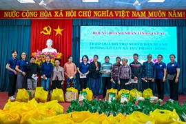 Hội nữ doanh nhân tỉnh Gia Lai trao gần 2 tỷ đồng cho đồng bào bị thiệt hại do thiên tai