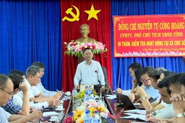Đồng chí Nguyễn Tự Công Hoàng – Uỷ viên BTV Tỉnh uỷ, Phó Chủ tịch UBND tỉnh làm việc tại xã Chư Sê.