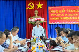 Đồng chí Nguyễn Tự Công Hoàng – Uỷ viên BTV Tỉnh uỷ, Phó Chủ tịch UBND tỉnh làm việc tại xã Chư Sê.