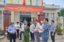 Phó Chủ tịch Thường trực UBND tỉnh Nguyễn Tuấn Thanh kiểm tra công tác ứng phó với bão số 13 và di dời dân vùng ngập lụt.