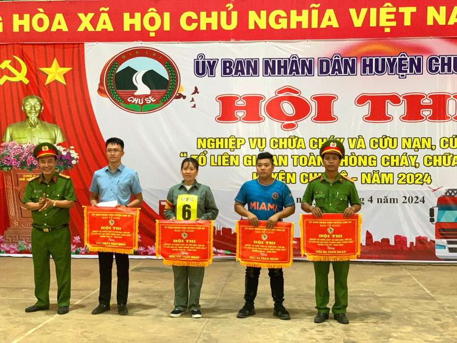 Ban tổ chức đã trao giải cho các đội tham gia hội thi. Ảnh: R.H Ban tổ chức đã trao giải cho các đội tham gia hội thi. Ảnh: R.H
