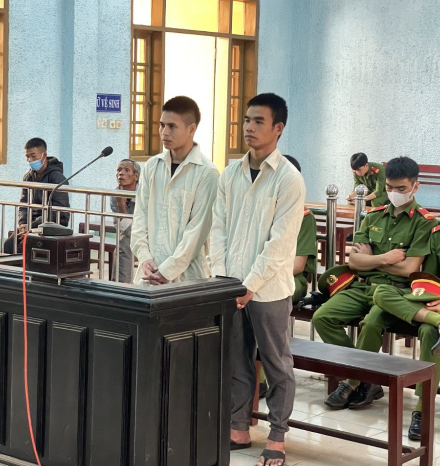 Bị cáo Hiêm (bìa trái) và Tưng tại phiên tòa. Ảnh: R'Ô HOK