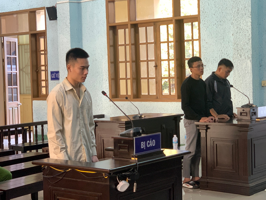 Hội đồng xét xử sơ thẩm Tòa án nhân dân tỉnh Gia Lai tuyên phạt bị cáo Phan Xuân Toàn (bìa trái) 15 năm tù về tội giết người.Ảnh: R.H