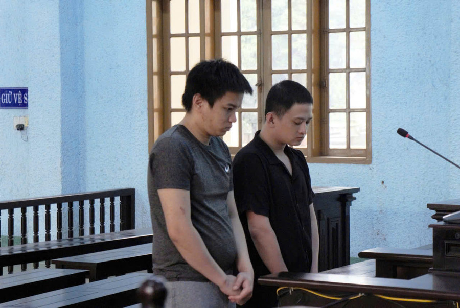 Bị cáo Đặng Tuấn Anh (bìa phải) và Cao Bá Tài tại phiên tòa. Ảnh: R.H Bị cáo Đặng Tuấn Anh (bìa phải) và Cao Bá Tài tại phiên tòa. Ảnh: R.H