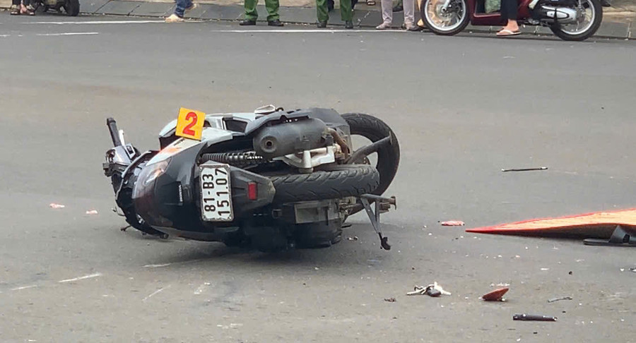 Vụ va chạm khiến xe máy BKS 81B3-151.07 do anh Trần Minh Thắng điều khiển hư hỏng. Ảnh: R.H Vụ va chạm khiến xe máy BKS 81B3-151.07 do anh Trần Minh Thắng điều khiển hư hỏng. Ảnh: R.H