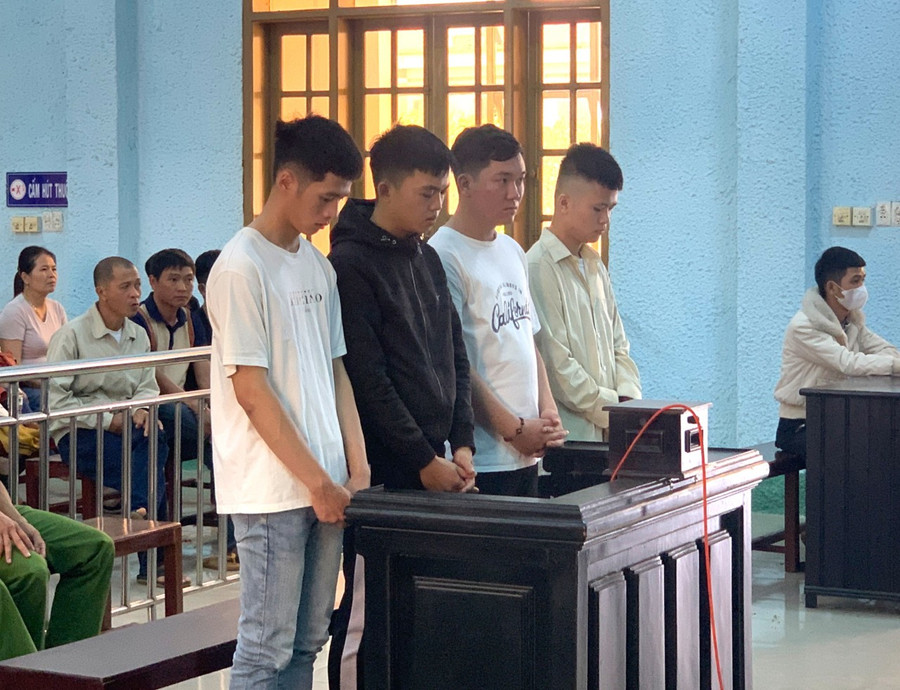 Các bị cáo Bảo, Lâm, Hùng và Vũ (từ phải qua) tại phiên tòa. Ảnh: R'Ô HOK Các bị cáo Bảo, Lâm, Hùng và Vũ (từ phải qua) tại phiên tòa. Ảnh: R'Ô HOK